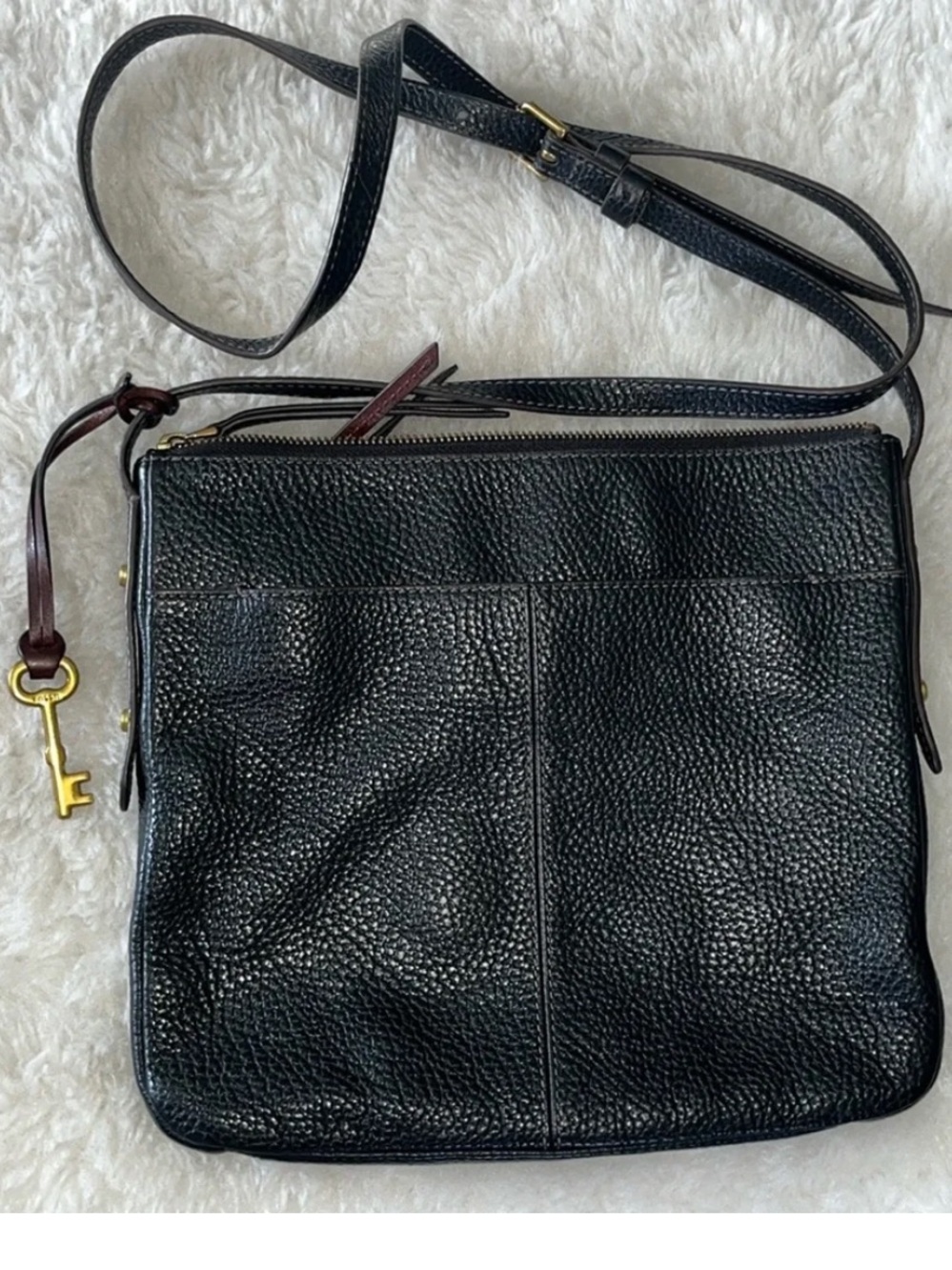 Black pebbled leather Fossil slim crossbody bag with key EUC